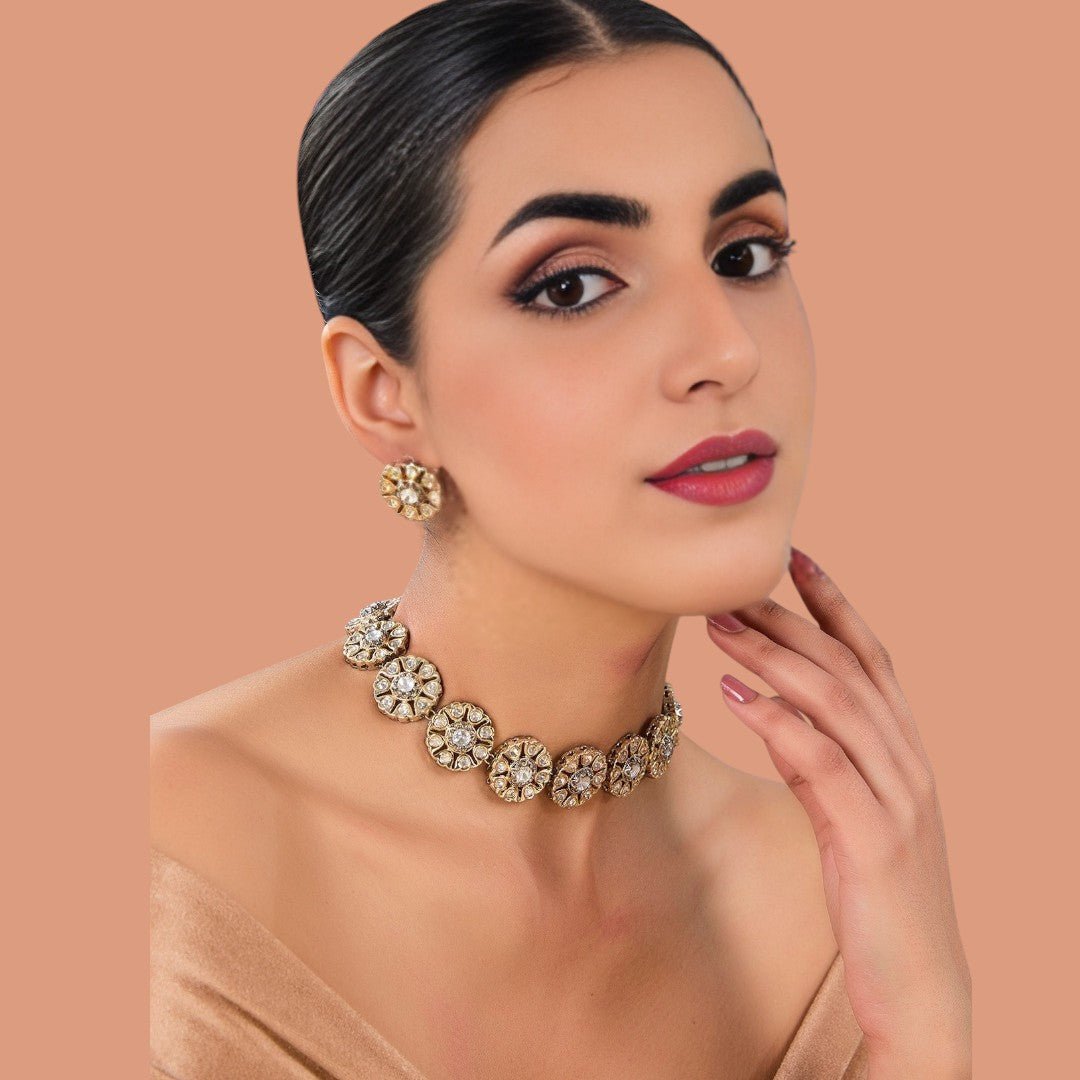 Antique Gold Floral Kundan Choker Necklace Set with Stud Earrings - Auraa Trends - Choker - # - Auraa Trends - Antique Gold Floral Kundan Choker Necklace Set with Stud Earrings