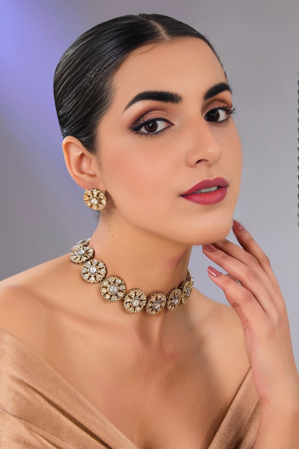 Antique Gold Floral Kundan Choker Necklace Set with Stud Earrings - Auraa Trends - Choker - # - Auraa Trends - Antique Gold Floral Kundan Choker Necklace Set with Stud Earrings