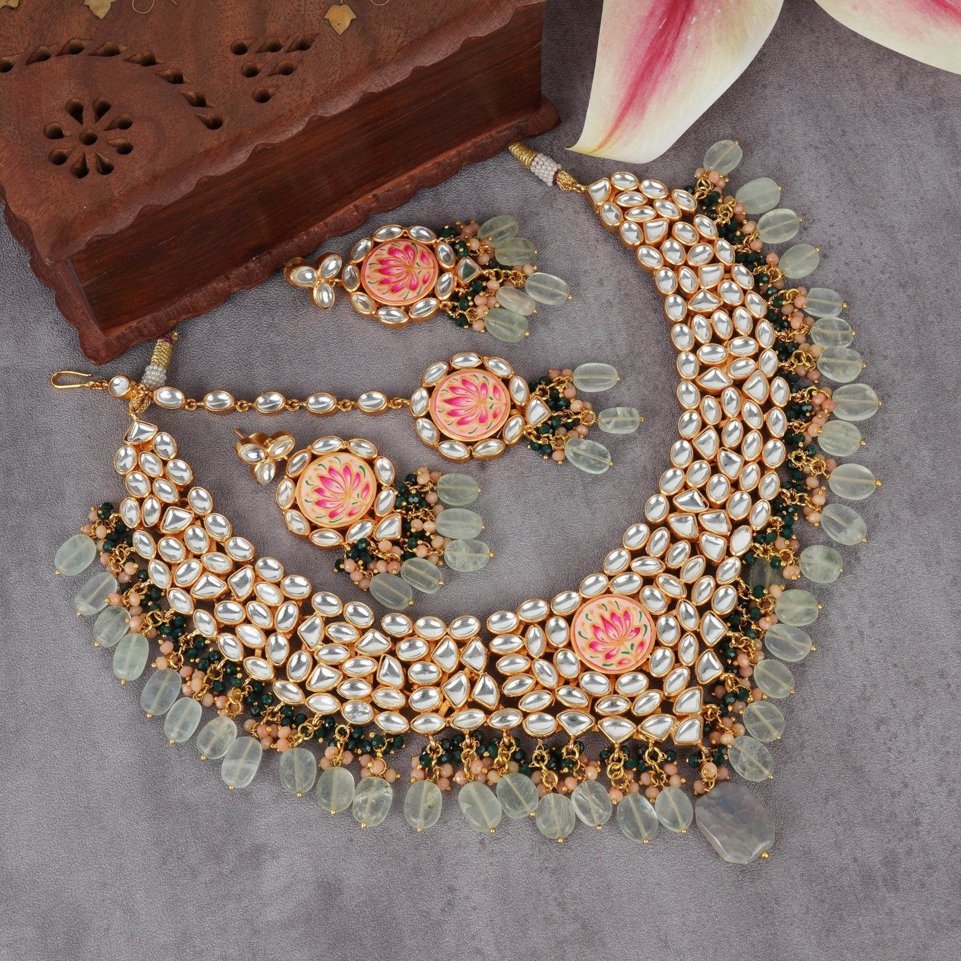 Dazzling Kundan Necklace Set - Auraa Trends