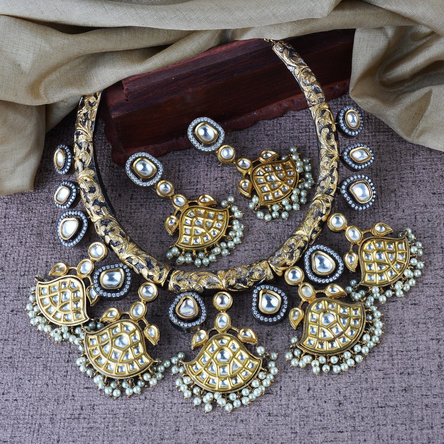 Royal Kundan Hasli Necklace Set