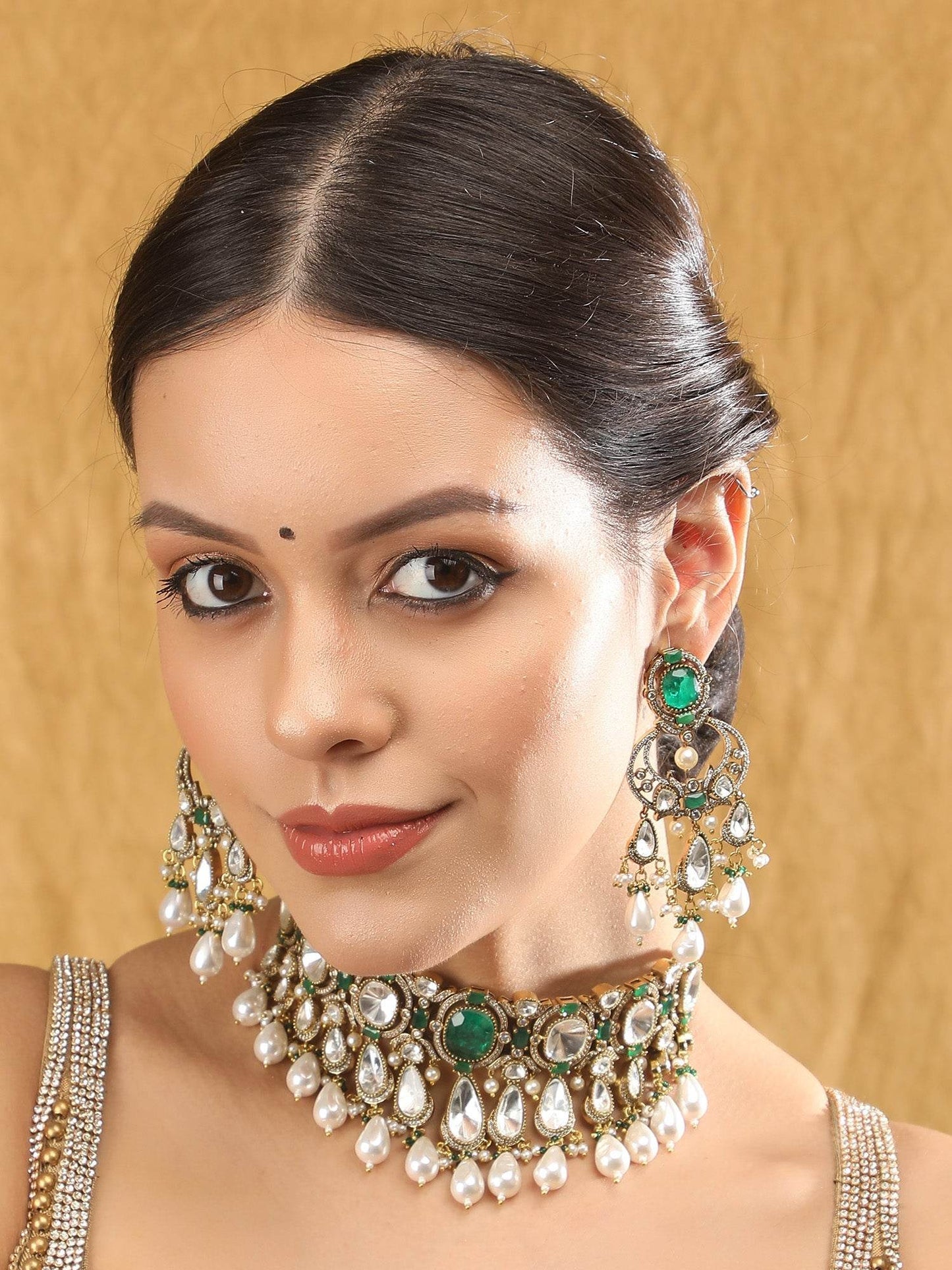 Elegant Green Beaded Choker Necklace Set with Gold-Toned & White Gold Accents - Auraa Trends