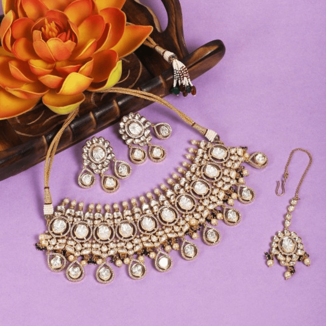 Elegant Kundan Bridal Necklace Set with Earrings & Maangtikka - Choker - Auraa Trends - Elegant Kundan Bridal Necklace Set