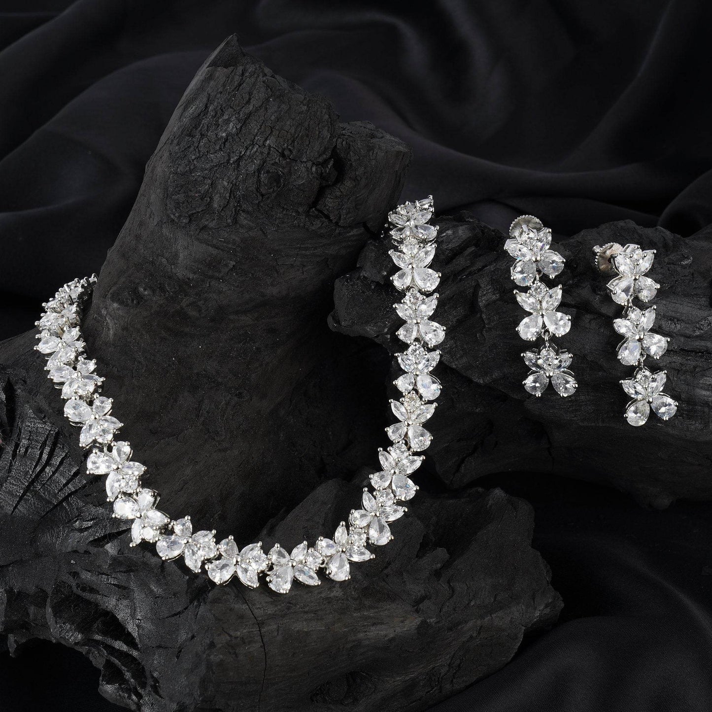 Elevate your style and make a statement with this stunning set. - Auraa Trends