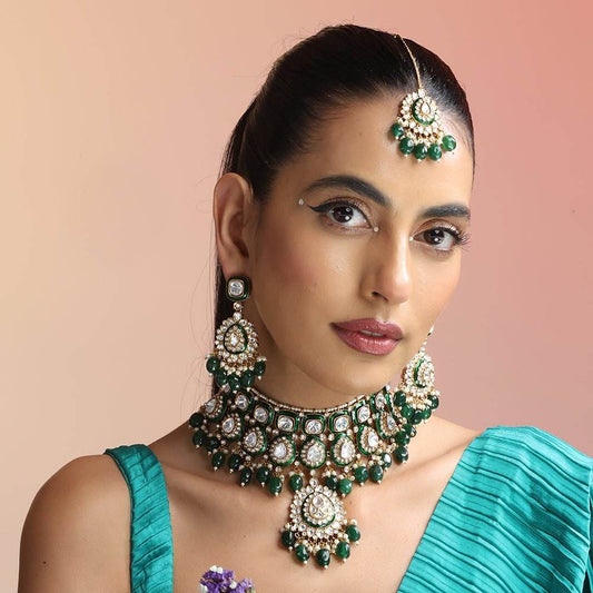 Emerald Green Kundan Bridal Jewelry Set – Statement Necklace, Earrings Maangtikka - Auraa Trends
