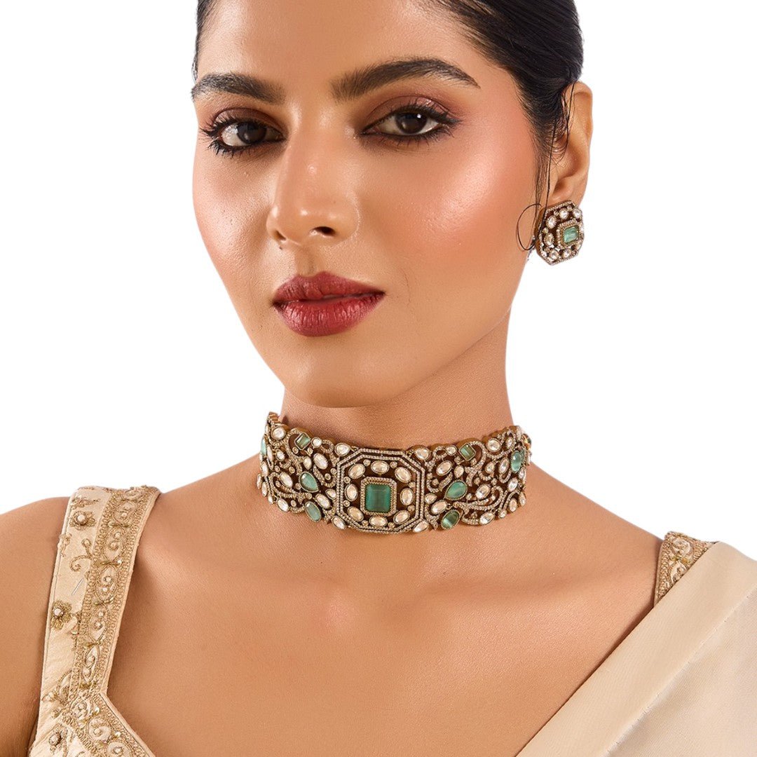 Emerald Green Kundan Choker Set with Statement Stud Earrings - Auraa Trends - Emerald Green Kundan Choker Set Stud Earrings