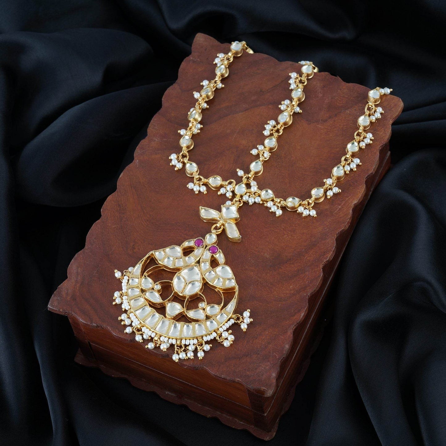 Gleaming Kundan Mathapatti - Auraa Trends