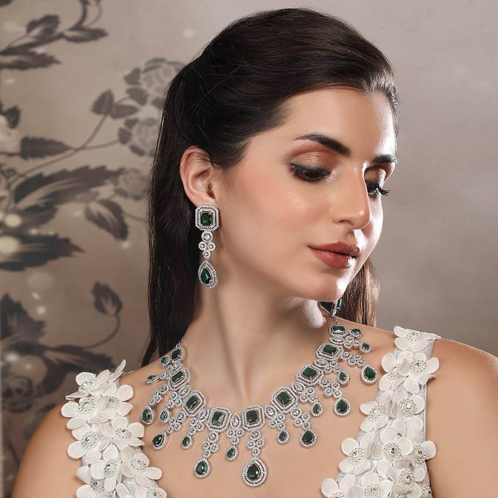 Luxurious Emerald and Diamond-Studded Silver Necklace Set - Auraa Trends