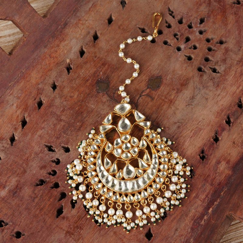 Pristine Gold - Plated Kundan & Pearl Maangtikka - Auraa Trends - Maangtika Elevate Your Style for Kundan Maangtika, Shop Now