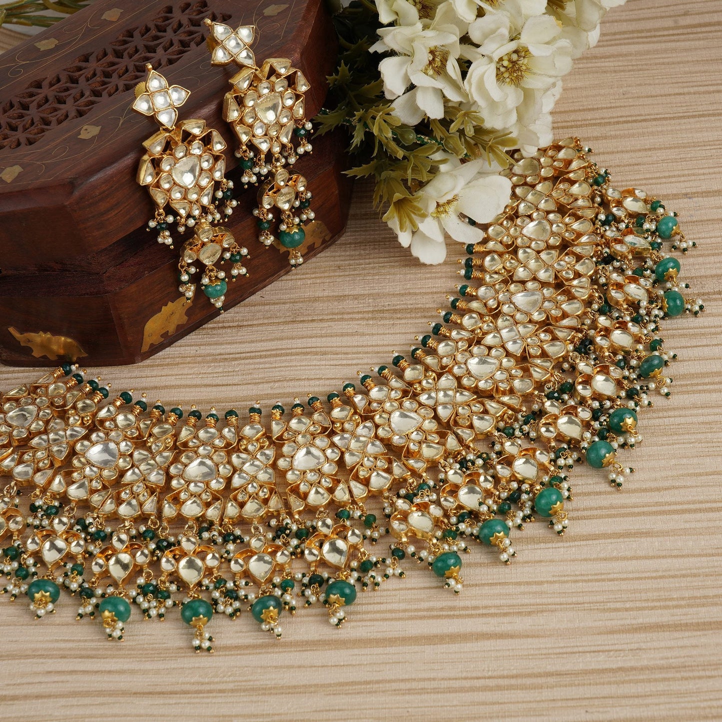 Resplendent Kundan Necklace Set with Emerald Accents - Auraa Trends - Necklaces Resplendent Kundan Necklace Set with Emerald