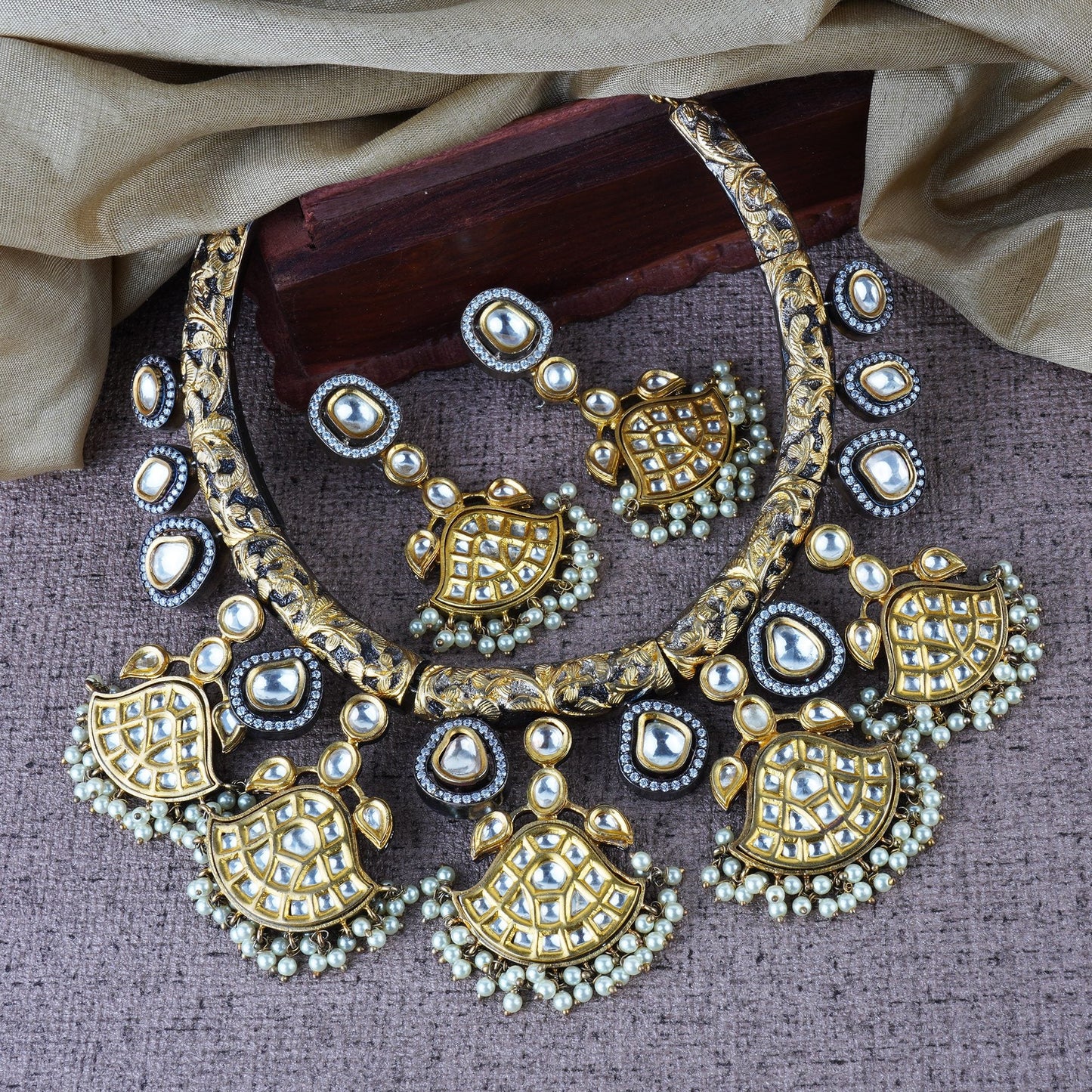 Royal Kundan Hasli Necklace Set - Auraa Trends - Necklaces - # - Auraa Trends - Royal Kundan Hasli Necklace Set