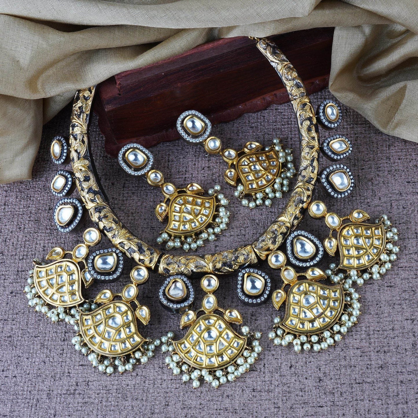 Royal Kundan Hasli Necklace Set - Auraa Trends