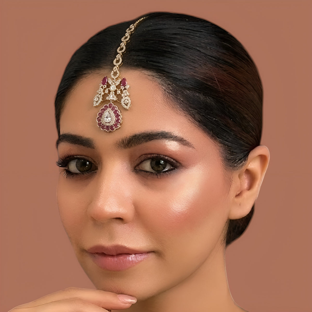 Gold finish American diamond maang tikka with ruby pink oval stone medallion, clear pear centre stone, zircon teardrop chain and ruby pink pear accents – Auraa Trends