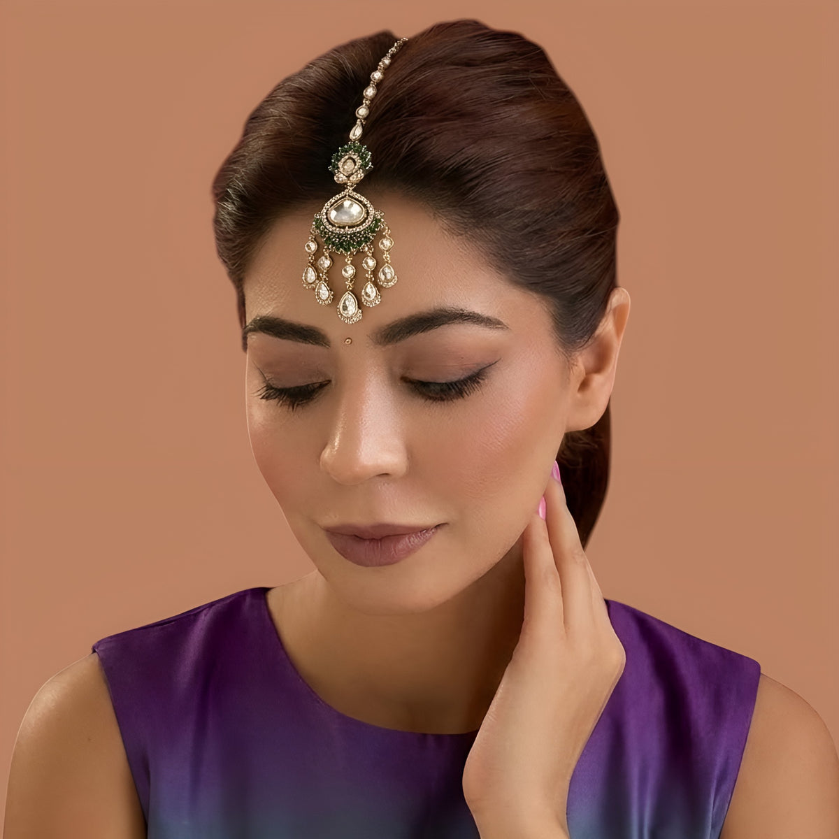 Gold finish kundan polki maang tikka with emerald green pear-stone fan, large clear centre stone, American diamond halo and chandelier-style kundan drops – Auraa Trends