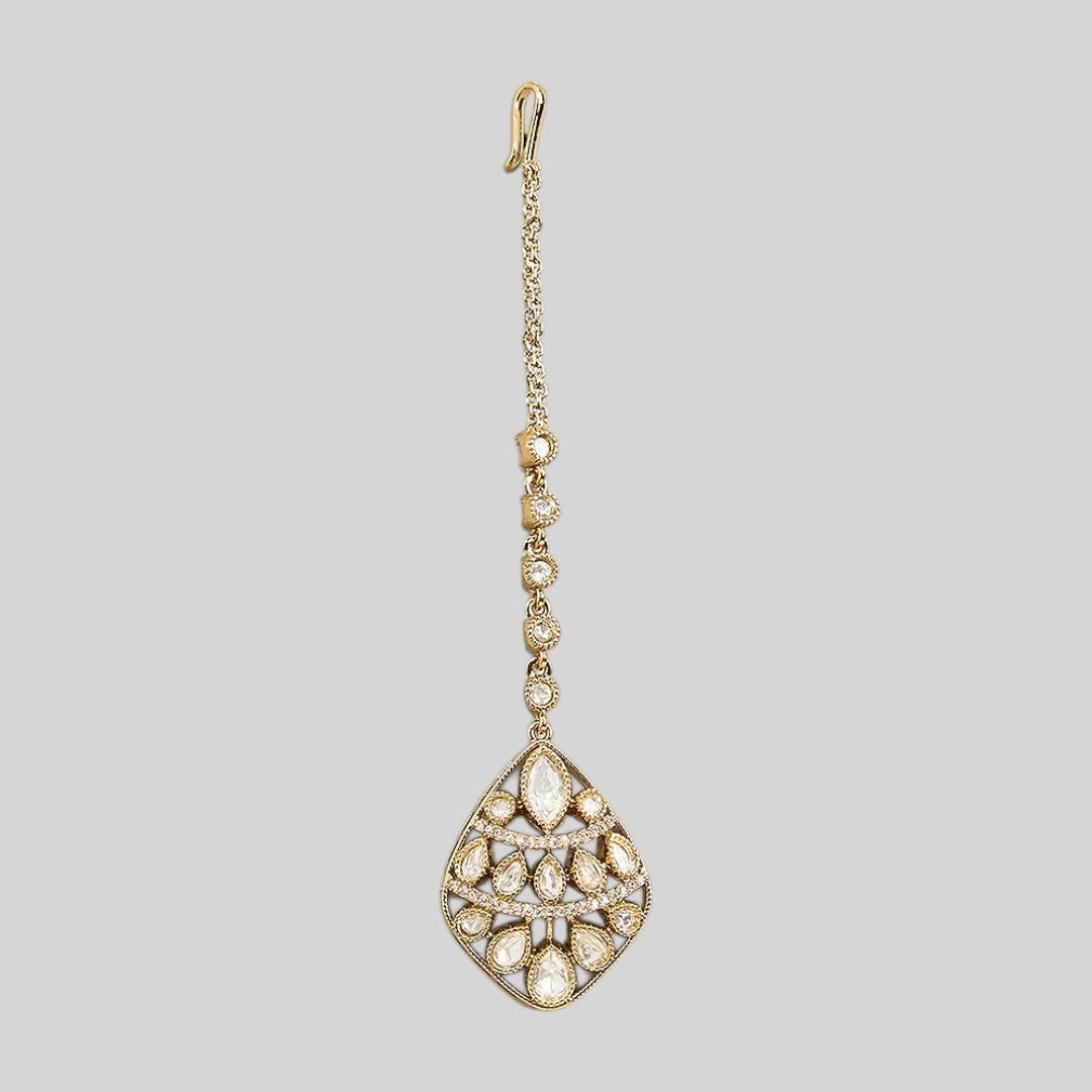 Shop an antique gold finish Victorian kundan maang tikka with polki-style stones at Auraa Trends. Perfect for brides, weddings and festive occasions.