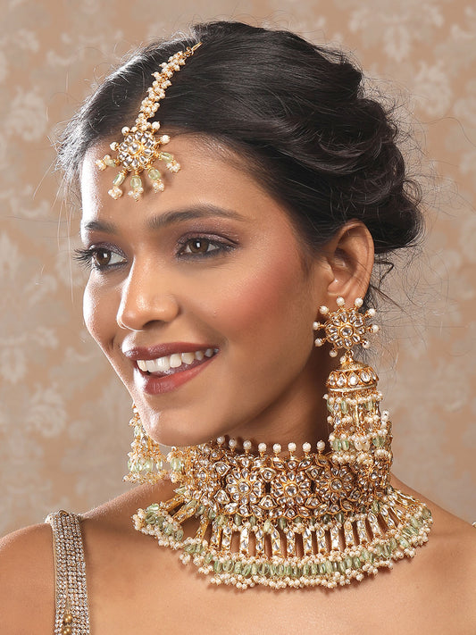 exquisite jewelry set features a stunning gold necklace paired with elegant earrings