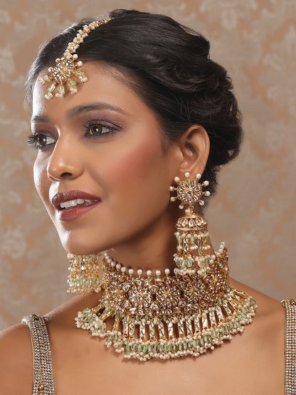 exquisite jewelry set features a stunning gold necklace paired with elegant earrings