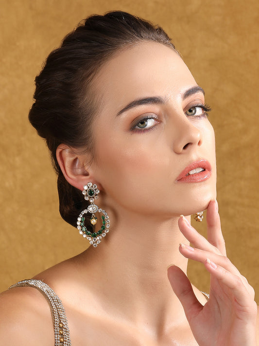 Refined Emerald Earrings with Eye-Catching Contrast