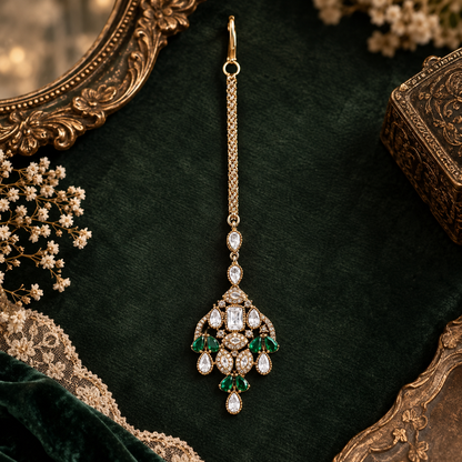 Gold finish Victorian kundan maang tikka with polki-style centre stone, emerald green pear accents, American diamond detailing and double chain – Auraa Trends