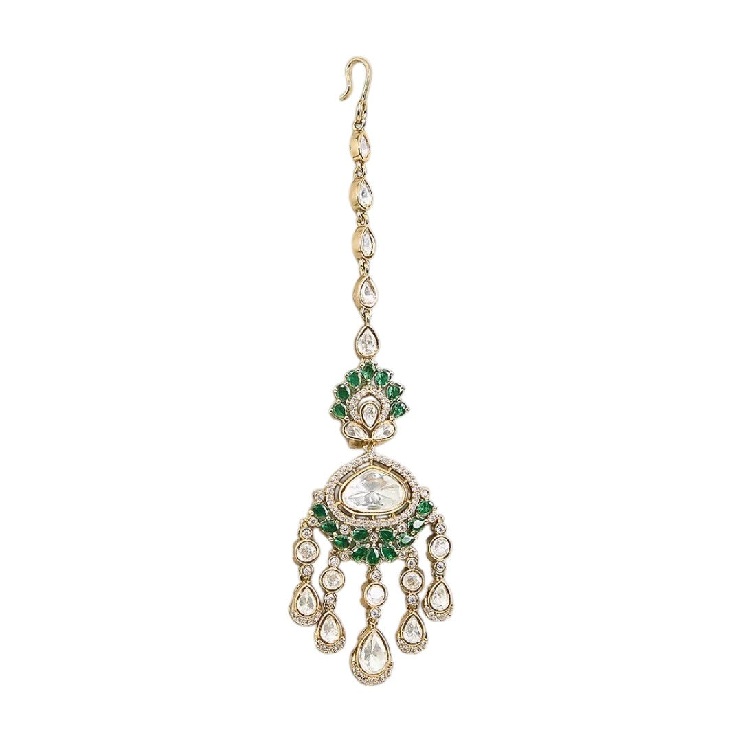 Gold finish kundan polki maang tikka with emerald green pear-stone fan, large clear centre stone, American diamond halo and chandelier-style kundan drops – Auraa Trends