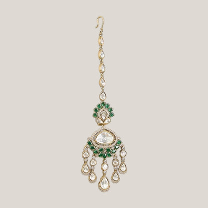 Gold finish kundan polki maang tikka with emerald green pear-stone fan, large clear centre stone, American diamond halo and chandelier-style kundan drops – Auraa Trends