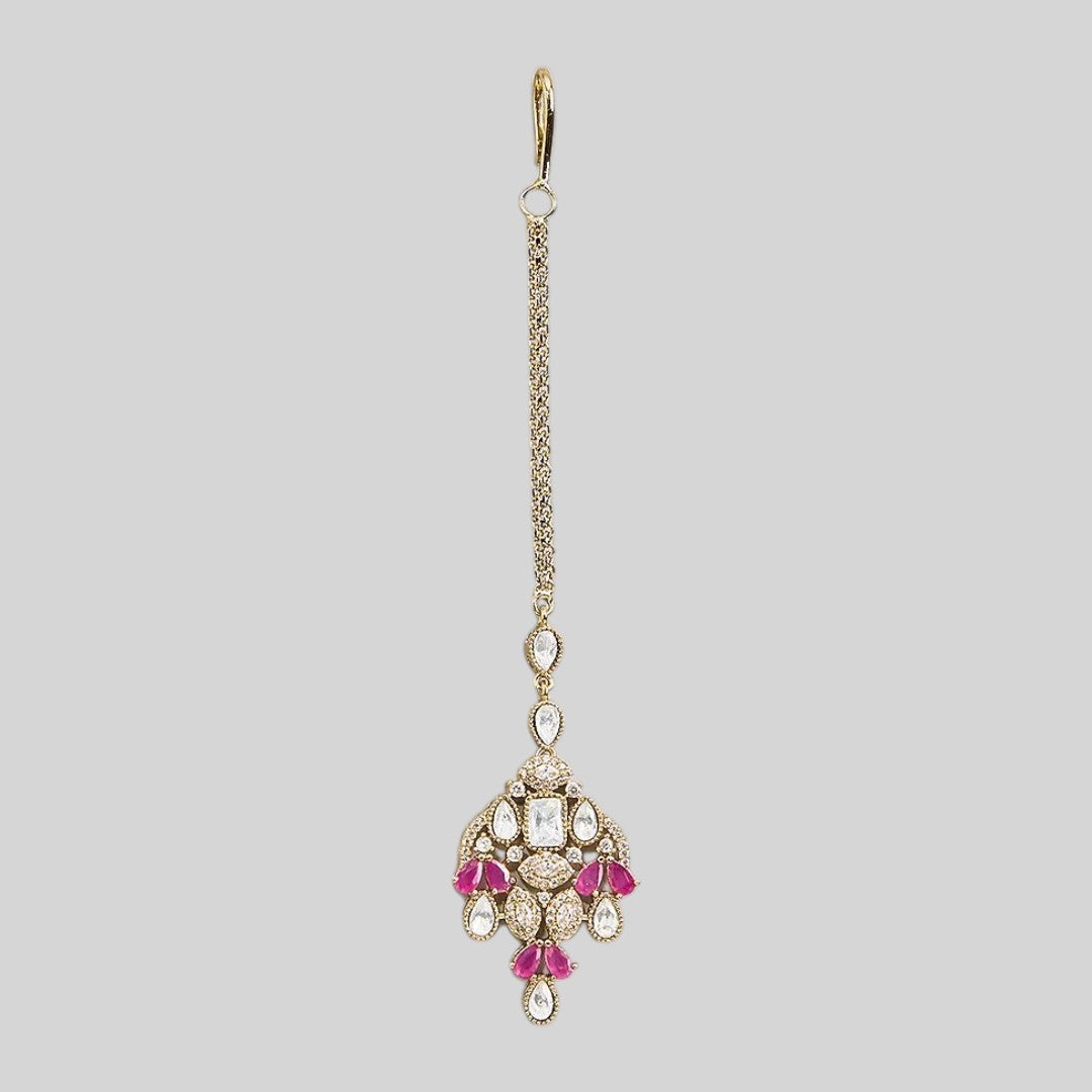 Gold finish Victorian kundan maang tikka with polki-style centre stone, ruby pink pear accents, American diamond detailing and double chain – Auraa Trends