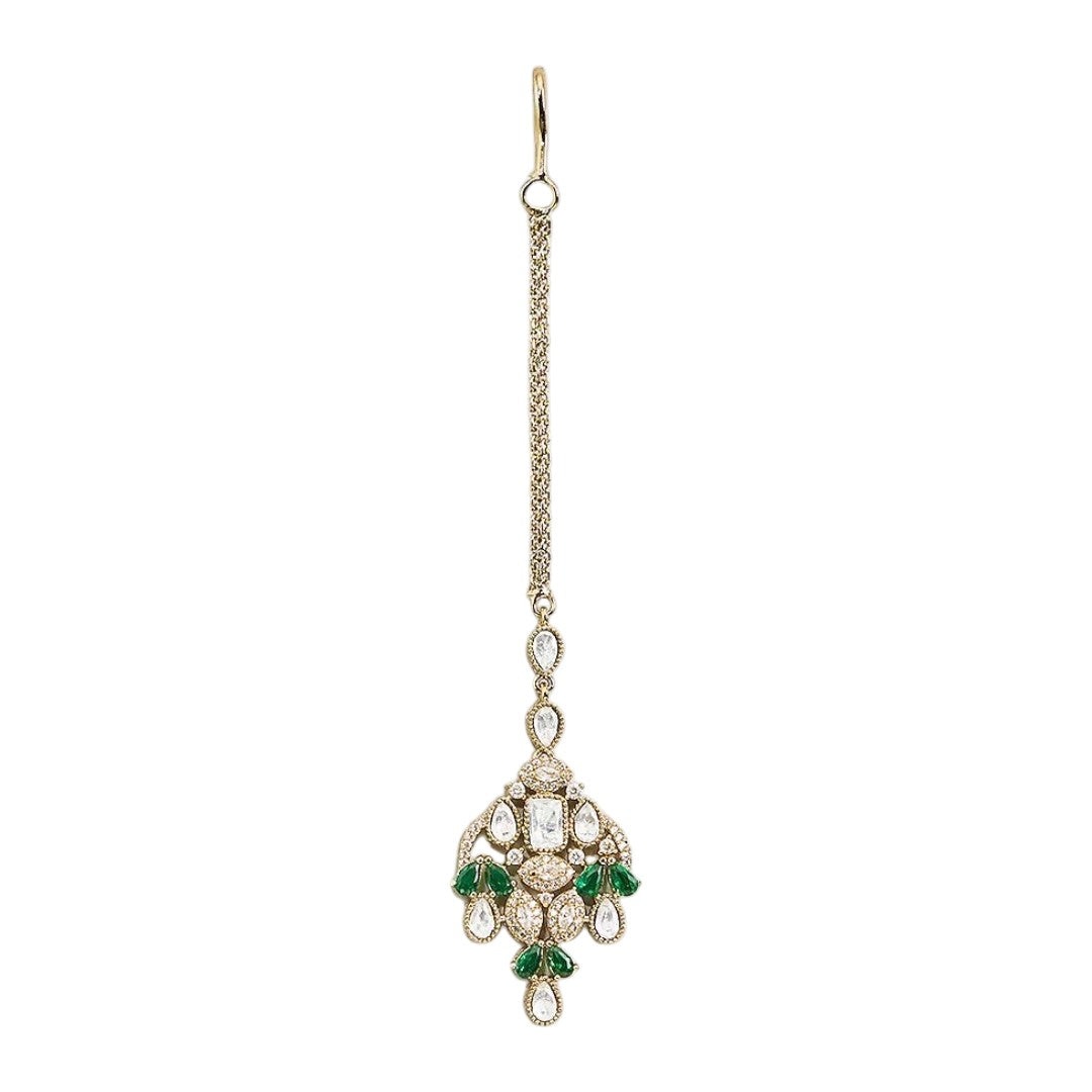 Gold finish Victorian kundan maang tikka with polki-style centre stone, emerald green pear accents, American diamond detailing and double chain – Auraa Trends