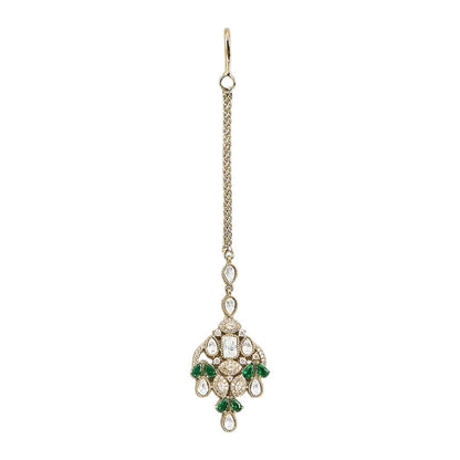Gold finish Victorian kundan maang tikka with polki-style centre stone, emerald green pear accents, American diamond detailing and double chain – Auraa Trends