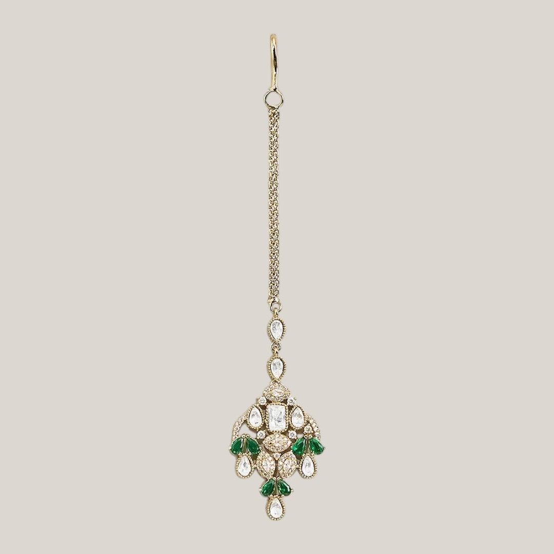 Gold finish Victorian kundan maang tikka with polki-style centre stone, emerald green pear accents, American diamond detailing and double chain – Auraa Trends