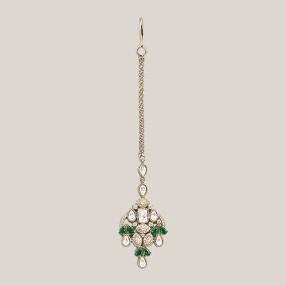 Gold finish Victorian kundan maang tikka with polki-style centre stone, emerald green pear accents, American diamond detailing and double chain – Auraa Trends