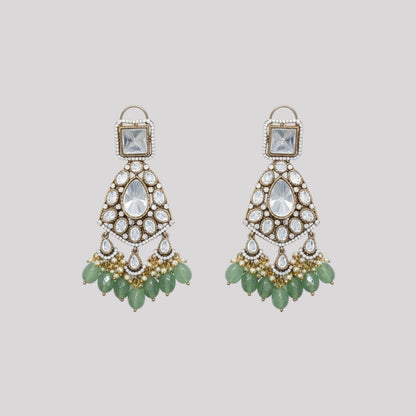 “Kundan choker necklace set with mirror stones and green bead drops, paired with matching earrings – bridal and ethnic jewellery for women.”