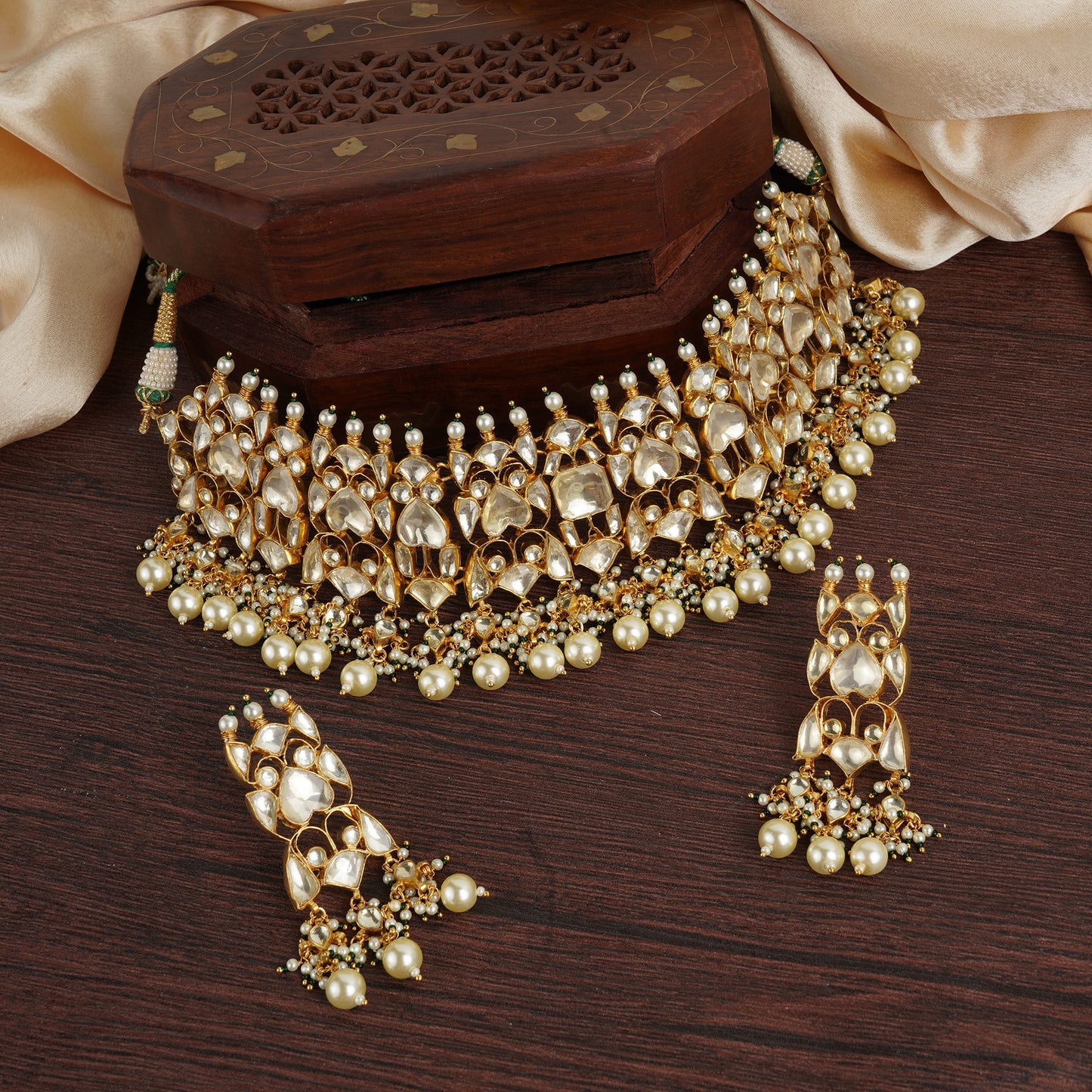 Prestigious Kundan Necklace Set