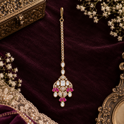 Gold finish Victorian kundan maang tikka with polki-style centre stone, ruby pink pear accents, American diamond detailing and double chain – Auraa Trends
