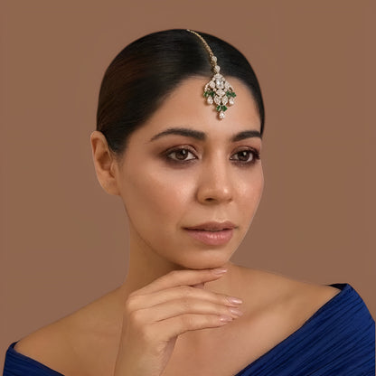 Gold finish Victorian kundan maang tikka with polki-style centre stone, emerald green pear accents, American diamond detailing and double chain – Auraa Trends
