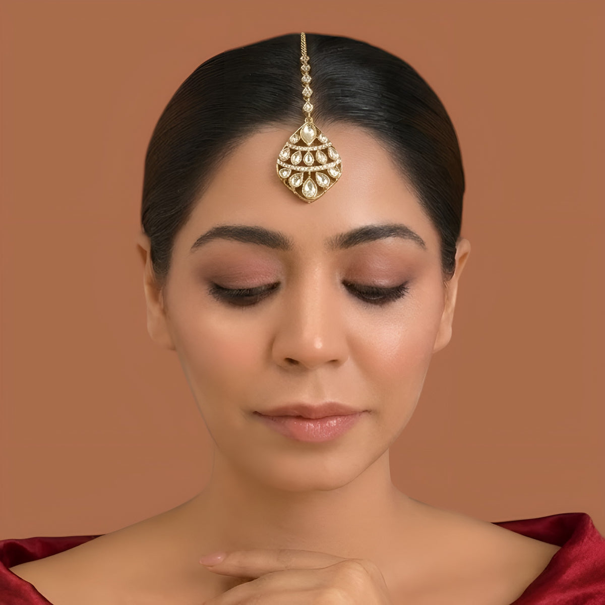 Shop an antique gold finish Victorian kundan maang tikka with polki-style stones at Auraa Trends. Perfect for brides, weddings and festive occasions.
