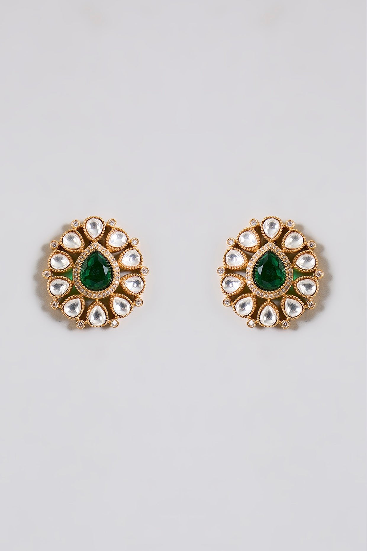 Emerald Green Kundan Choker Set with Pearl Drops - Auraa Trends - Choker - Royal green and gold jewelry Pearl embellished