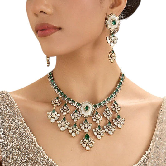 Floral Kundan Emerald Green Bridal Necklace Set – Pearl Drop Detailing - Auraa Trends - necklace -  - Auraa Trends - Vintage Indian choker necklace adorned with floral kundan designs, emerald green gemstones, and pearl drop studs – wedding/festival jewellery.