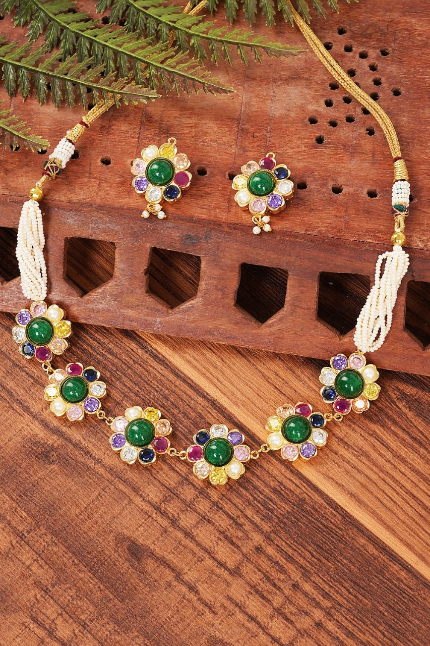 Glittering Gold Plated Kundan Necklace Set - Auraa Trends - Necklaces - Trends - Glittering Gold Plated Kundan Necklace Set