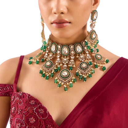 Gold Finish Kundan Polki & Emerald Green Drop Choker Necklace Set - Auraa Trends - Necklace -  - Auraa Trends - Gold Finish Choker Necklace with Kundan Polki and Emerald Green Drops Traditional Kundan Polki Choker Set with Matching Earrings Bridal Emerald Drop Choker Necklace for Women Indian Ethnic Necklace Set with Polki Stones and Emerald Accents