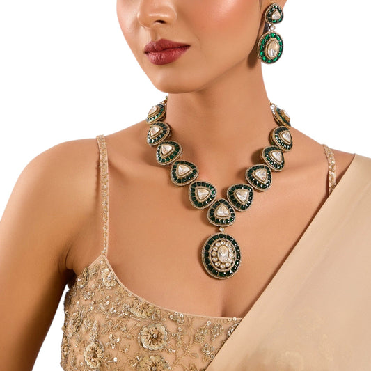 Gold Finish Kundan Polki Necklace Set with Emerald Edge – Bridal Jewelry - Auraa Trends - Necklace -  - Auraa Trends - Gold Finish Emerald - Edged Kundan Polki Necklace Set Traditional Bridal Necklace with Matching Earrings Ethnic Indian Necklace Set with Emerald and Kundan Stones Mixed Metal Kundan Polki Necklace for Festive Wear