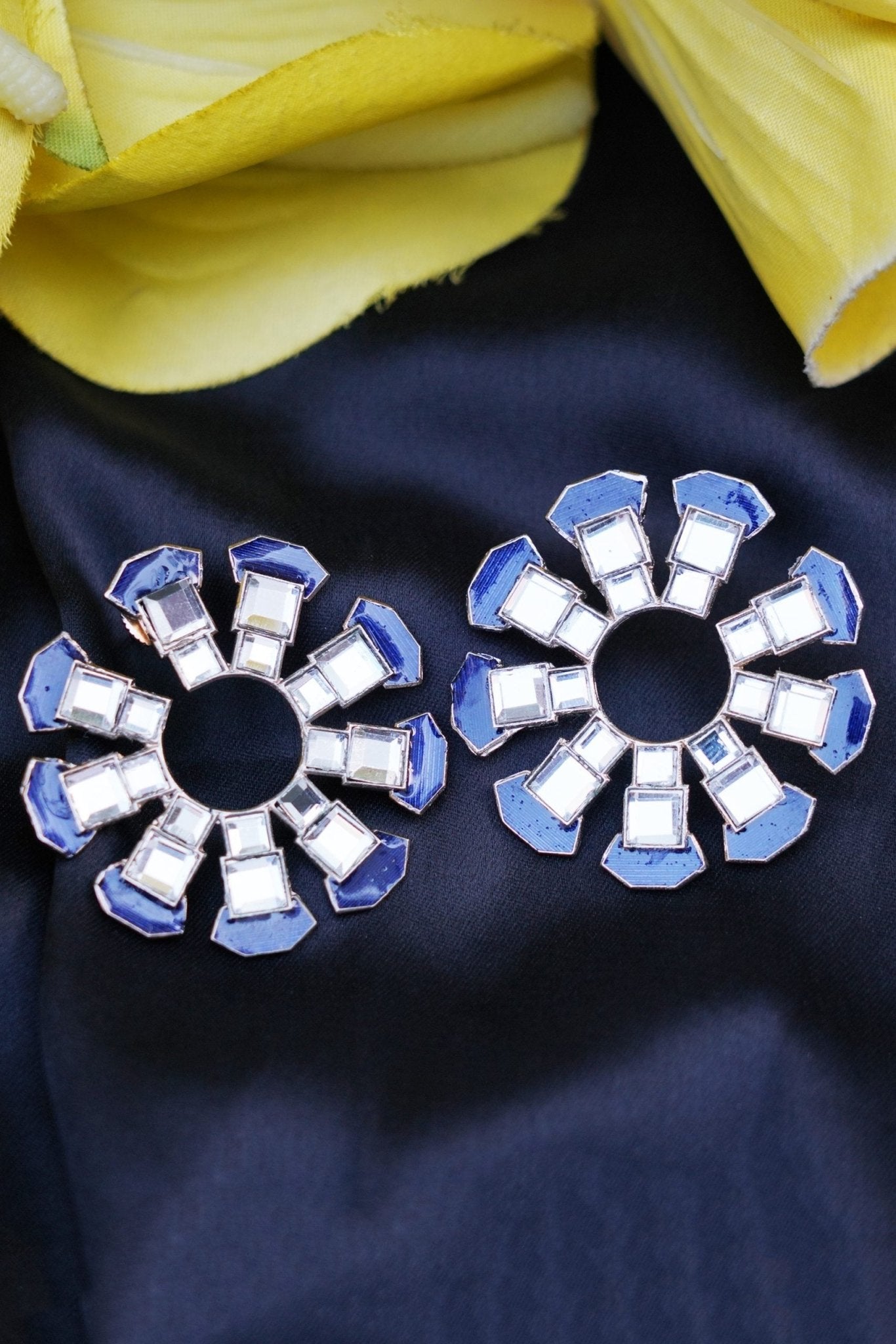 Gold Plated Kundan Stud Earrings - Elegant Sparkle - Auraa Trends - Studs Gold Plated Kundan Stud Earrings - Elegant Sparkle